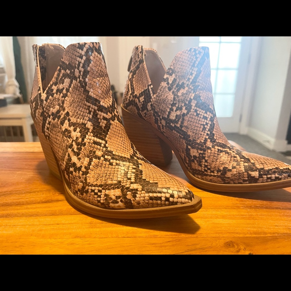 STEVE MADDEN snake skin booties